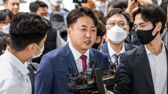 이준석 국민의힘 전 대표가 14일 당 비상대책위원회 효력을 정지해달라며 낸 가처분 신청 사건의 심문에 참석하기 위해 서울 양천구 서울남부지방법원에 도착해 취재진의 질문을 받고 있다. <국회사진기자단, 연합뉴스>